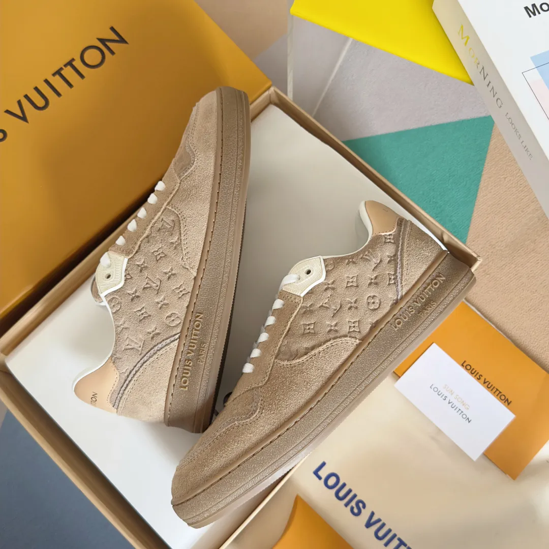 👟👟Ex-factory price 740👟👟 Top version LV Louis Vuitton L House Donkey Brand Stadium Series Casual Sports Shoes White Shoes Dexun Shoes Original purchase, development and production LV Stadium sports shoes are soft cow leather partially embossed with Monogram patterns, reproducing the retro design trend. Monogram canvas trim and toe perforations bring together exquisite details, the tongue is decorated with LV letter label, and the outsole depicts the Louis Vuitton logo. Exquisitely packaged at the delivery counter🛍📦 ▪️ Fabric: Original imported first-layer cowhide ▪️ Lining: Original imported soft sheepskin lining ▪️ Sole: Original open-molded non-slip rubber outsole ▪️ Bottom thickness: 3CM ▪️ Size: Women's 35-41